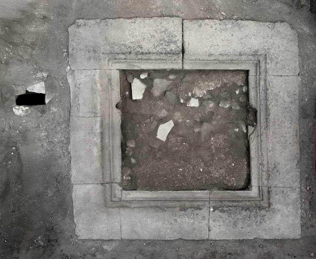 V.1.15 Pompeii. c.2006. Looking down onto impluvium in atrium. Photo by Hans Thorwid. 
Photo courtesy of the Swedish Pompeii Project.
