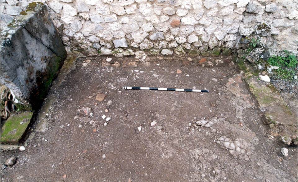 V.I.15 Pompeii. c.2008. Floor in the south-west corner of atrium. Photo by Henrik Boman. 
Photo courtesy of the Swedish Pompeii Project.
