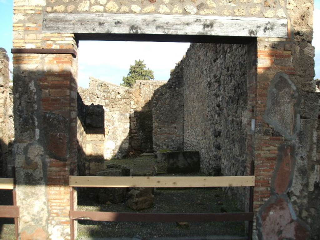 V.I.16 Pompeii. December 2004. Entrance, looking east.