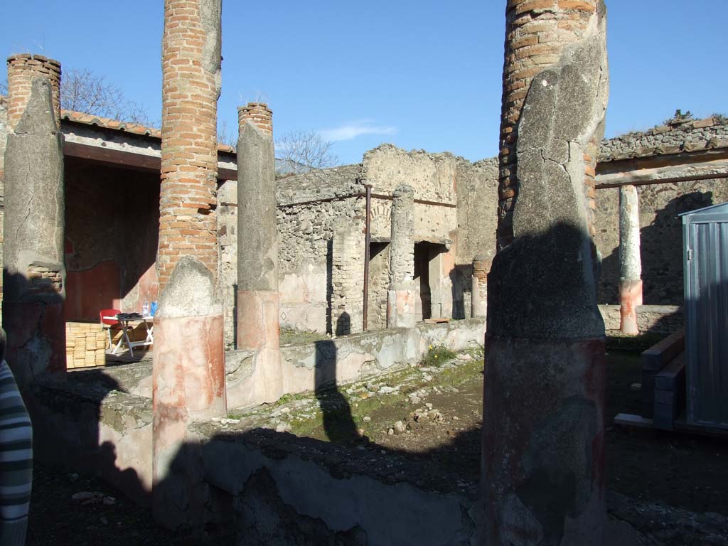 V.1.18 Pompeii. December 2007. Looking north-east across peristyle “i” from tablinum “g”.