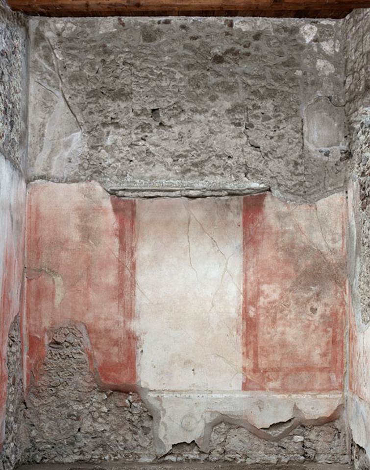 V.1.18 Pompeii. 2012. 
Room “p”, oecus, north wall. Photo by Hans Thorwid.
“North wall in 2012. 
Restored parts of the wall photographed and merge with the lower part and floor line of earlier photos from 2005-07.”
Photo and words courtesy of The Swedish Pompeii Project.
