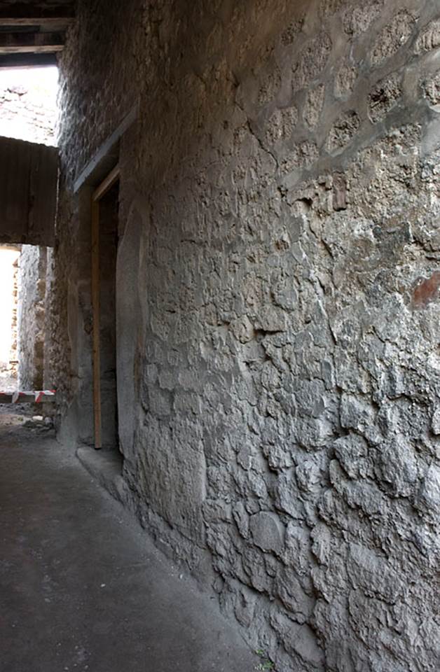 V.1.18 Pompeii. c.2012.
Corridor “q”, looking north along east wall. Photo by Hans Thorwid.
Photo courtesy of The Swedish Pompeii Project.
