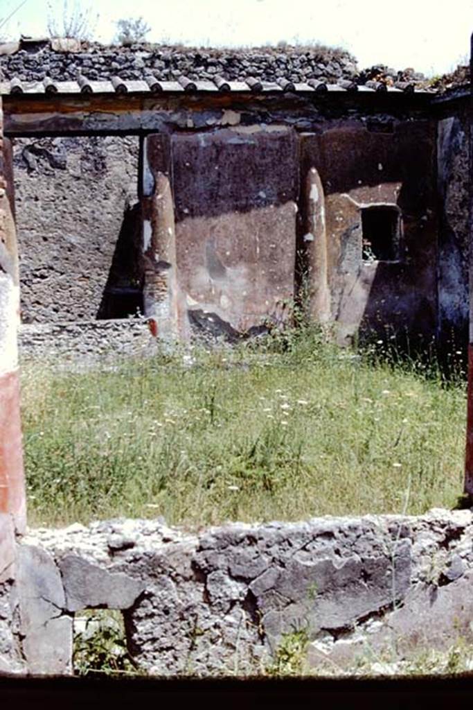 V.1.18 Pompeii. 1972. Looking across peristyle garden “i” towards east wall.   Photo by Stanley A. Jashemski. 
Source: The Wilhelmina and Stanley A. Jashemski archive in the University of Maryland Library, Special Collections (See collection page) and made available under the Creative Commons Attribution-Non Commercial License v.4. See Licence and use details. J72f0405
