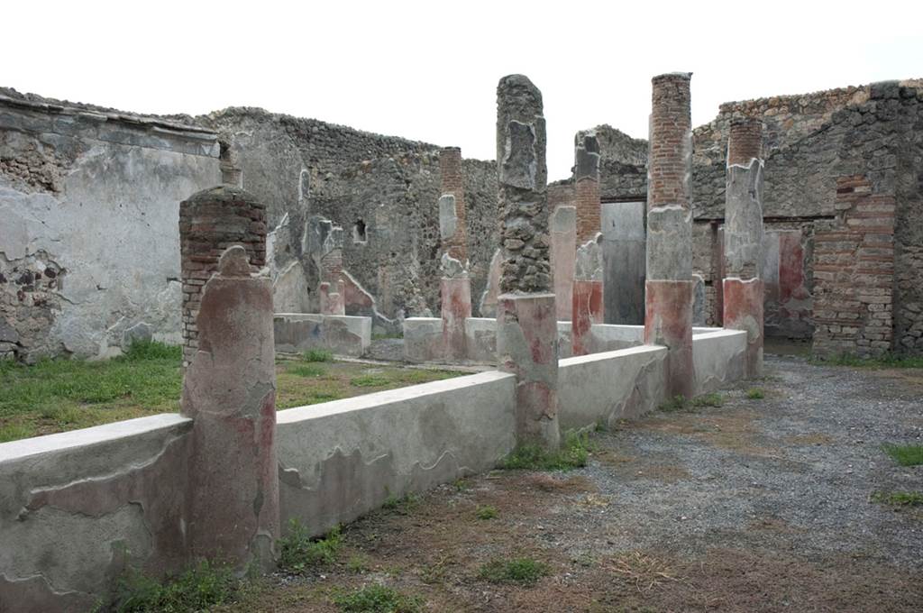 V.1.18 Pompeii. 2009. 
Looking south along west portico of peristyle “i”, from near exedra “y”. Photo by Hans Thorwid.
Photo courtesy of The Swedish Pompeii Project.
