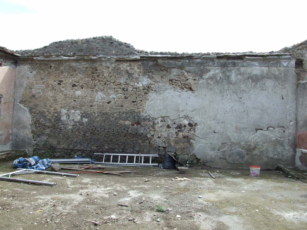 V.1.18 Pompeii. March 2009. South wall of peristyle garden “i”.