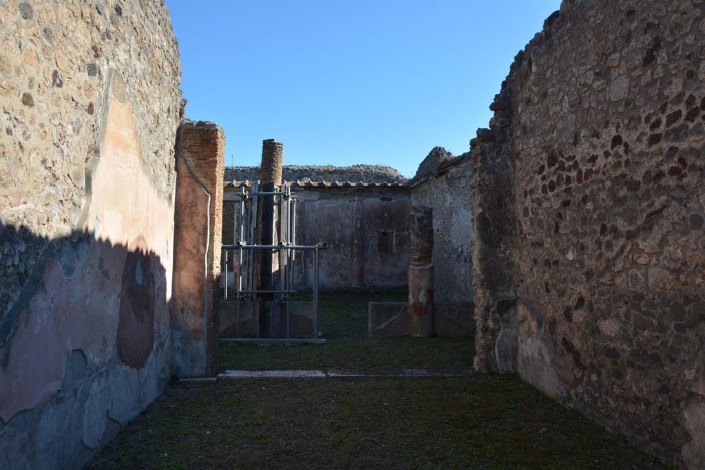 V.1.18 Pompeii. October 2019. Looking east from tablinum “g” towards peristyle “i”.
Foto Annette Haug, ERC Grant 681269 DÉCOR.
