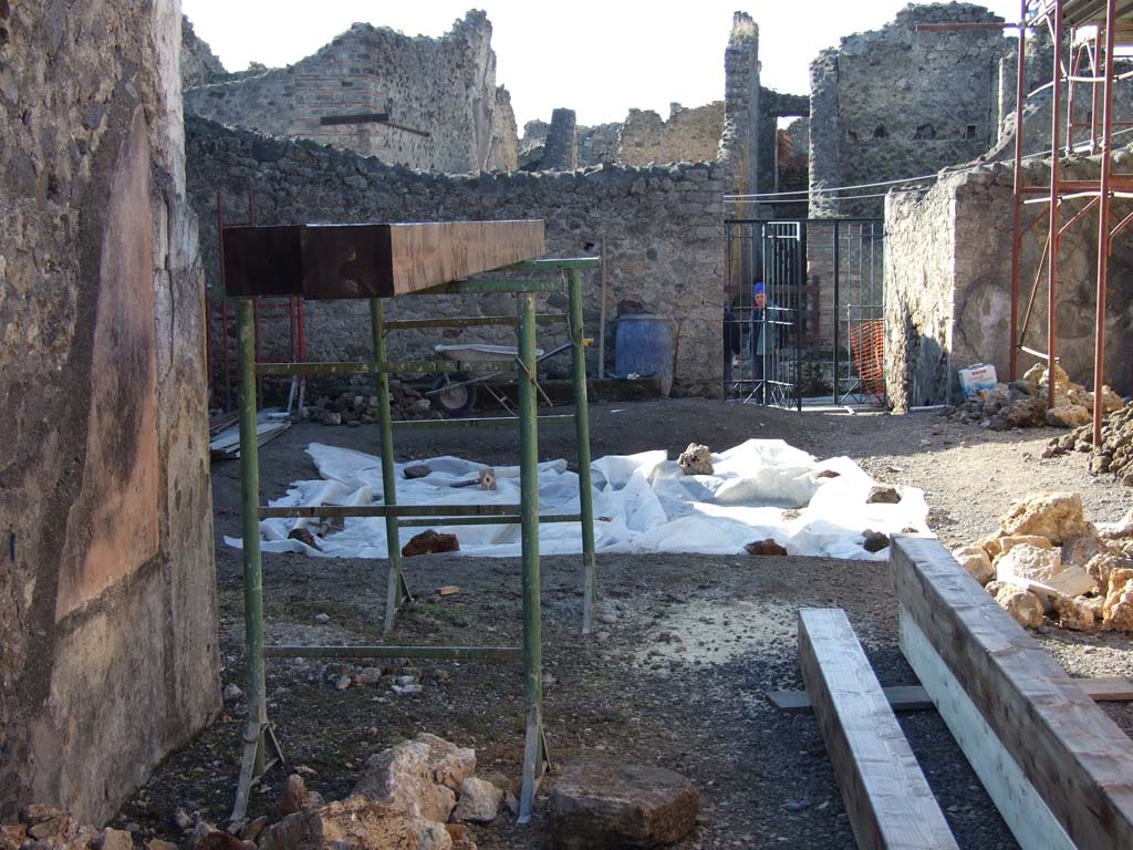 V.1.18 Pompeii. December 2007. Tablinum “g”, looking west into atrium “b”.