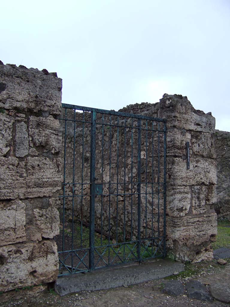 V.1.18 Pompeii. December 2005. Entrance doorway on the east side of Via del Vesuvio.