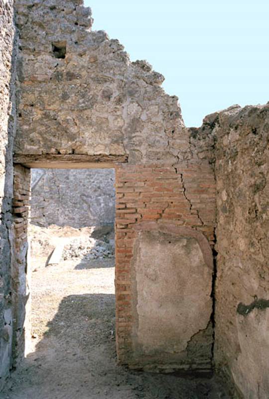 V.1.18 Pompeii. c.2005-2008. Room “c”.
South wall before restoration. Photo by Hans Thorwid.
Photo courtesy of The Swedish Pompeii Project.
