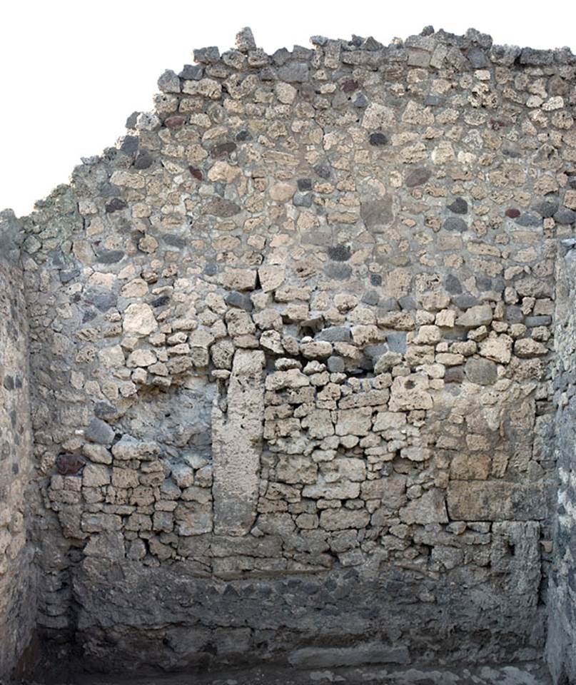 V.1.20 Pompeii. 2001. Room “b”. Photo by Hans Thorwid. 
“Looking towards north wall of rear room, with filled in niche.” 
According to Boman & Nilsson -
“A filled-in niche can be discerned along the floor, ca 2.5 m long and asymmetrical in shape, with rounded ends. 
It is 0.50 high and rests on a socle of ca 0.30 in height.”
Photo and words courtesy of The Swedish Pompeii Project.
