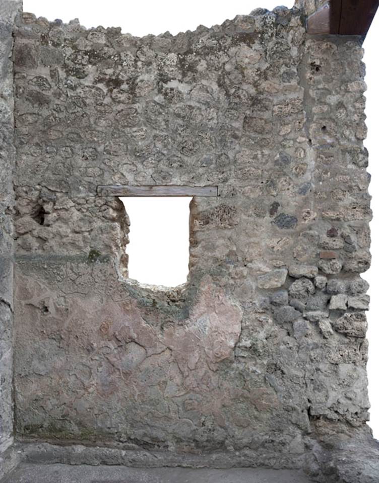 V.1.20 Pompeii. 2012. Room “f”. Photo by Hans Thorwid.
South wall with window of room with tall doorway.  
Photo courtesy of The Swedish Pompeii Project.
