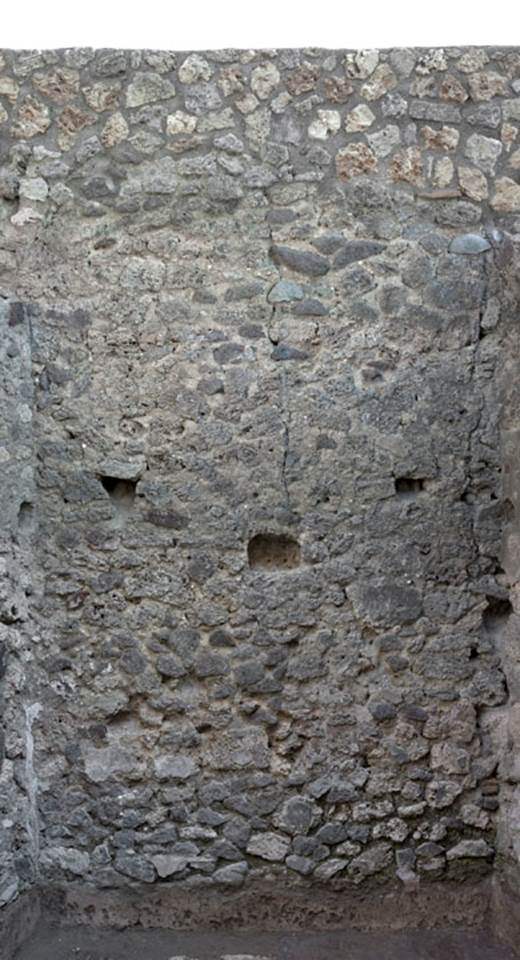 V.1.20 Pompeii. 2012. Room “e”. Photo by Hans Thorwid.
“East wall of room in rear south-east corner, in 2012 after restoration.   
Restored parts of the wall photographed and merge with the lower part and floor line of earlier photos from 2005-07.”
Photo and words courtesy of The Swedish Pompeii Project.
