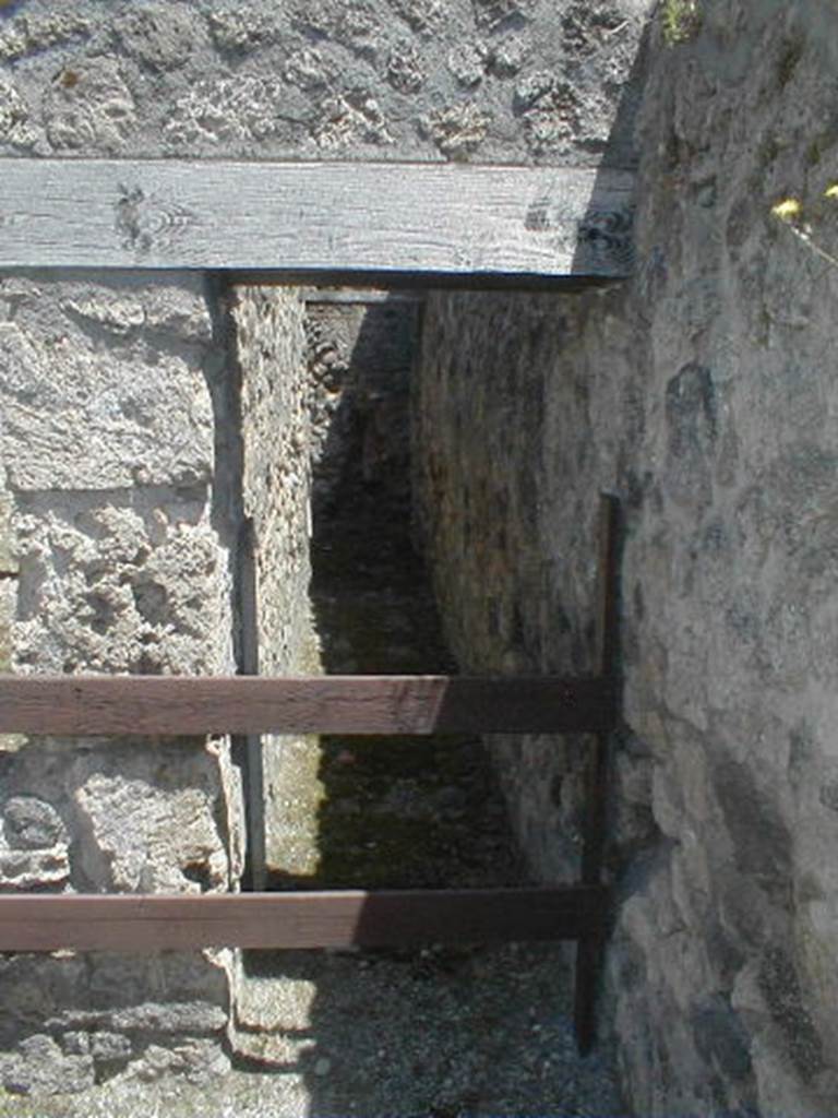 V.1.20 Pompeii. May 2005. Corridor to rear of dwelling.