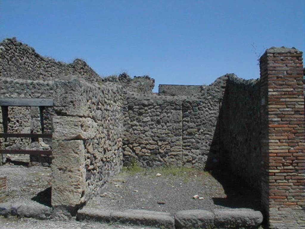 V.1.22 Pompeii.  Shop.  May 2005.  Entrance.