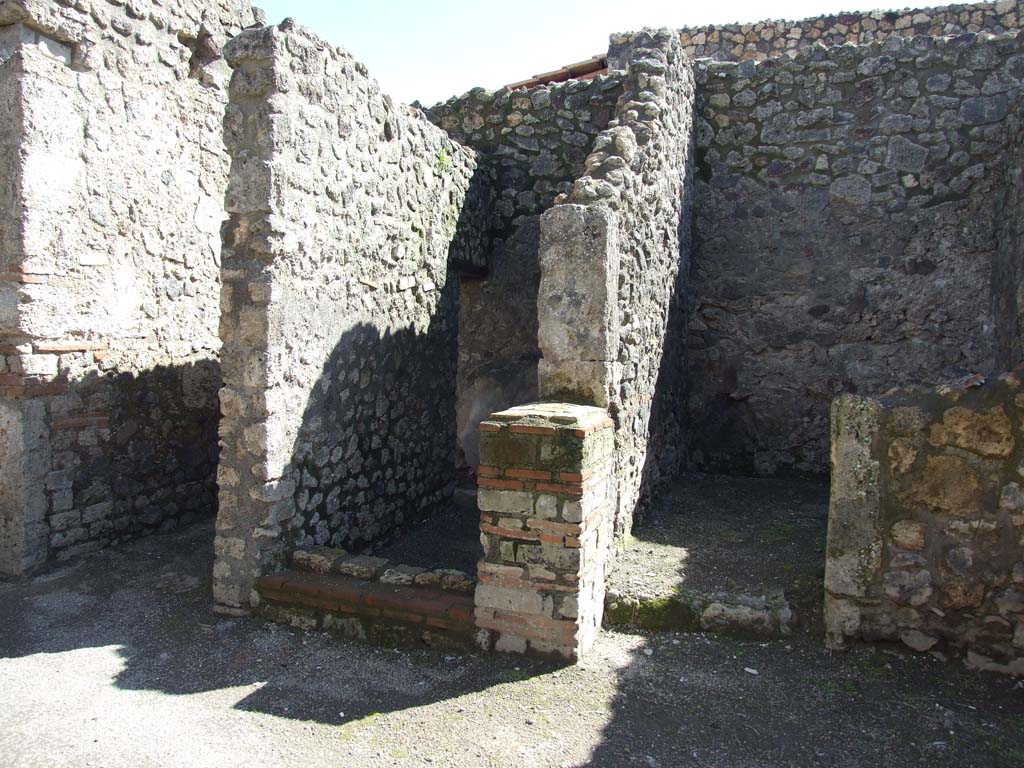 V.1.23 Pompeii. March 2009. Room “l’ ” (L’), corridor leading to V.1.26 (left), room “h’ ”, stairs to upper floor, and room “h”, (on right).