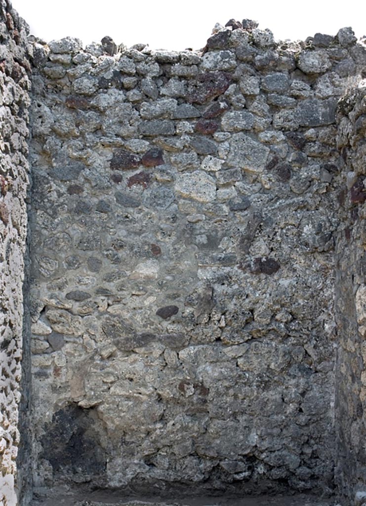 V.1.23 Pompeii. Not dated.  
Room “h”, south wall. Photo by Hans Thorwid.
Photo courtesy of the Swedish Pompeii Project.
