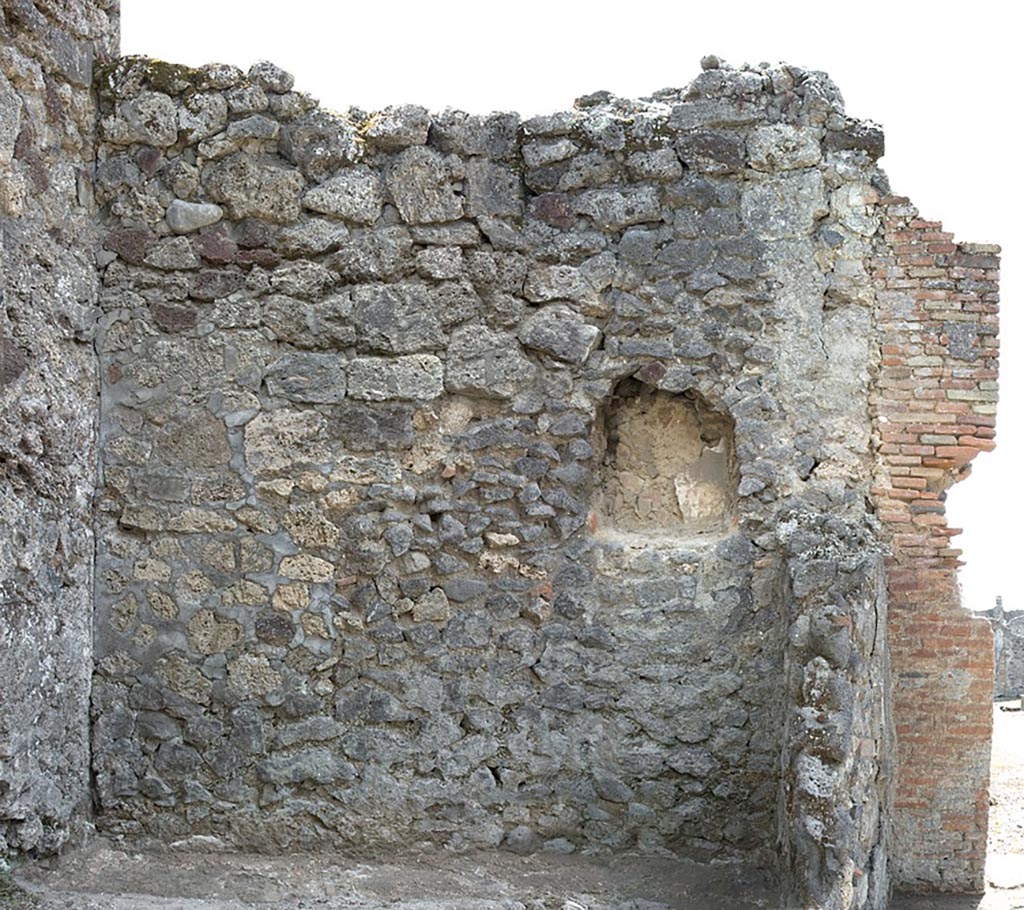 V.1.23 Pompeii. Not dated.  
Room “h”, west wall with niche. Photo by Hans Thorwid.
Photo courtesy of the Swedish Pompeii Project.
