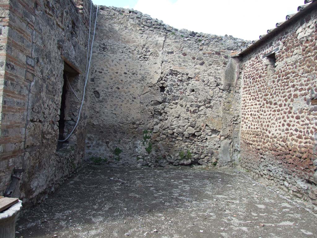 V.1.23 Pompeii. March 2009. Room “l” (L), garden courtyard, looking north.

