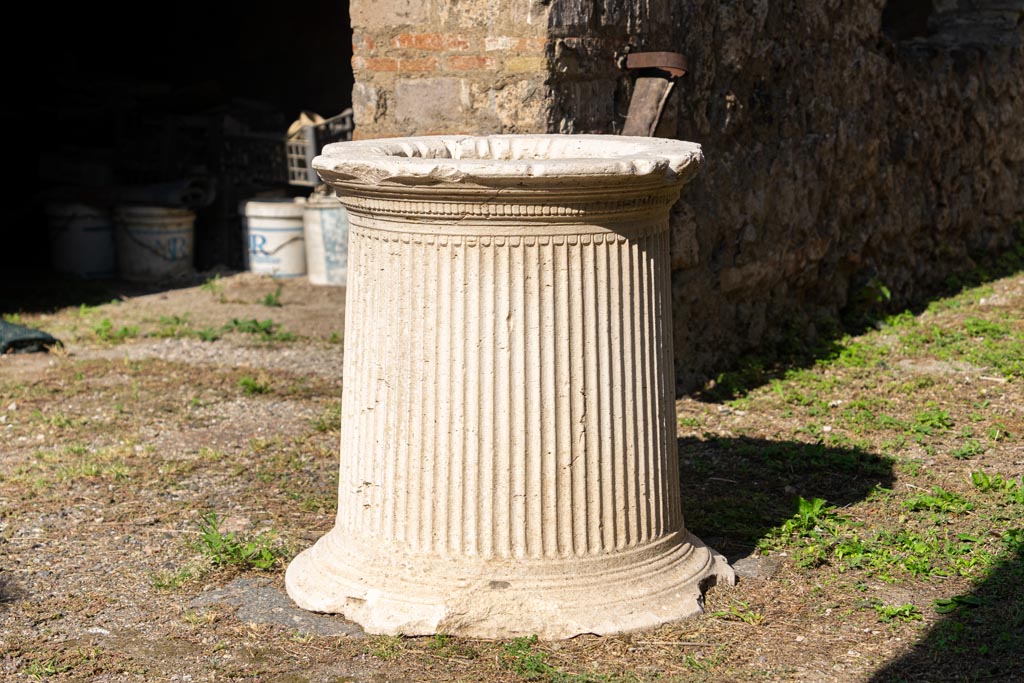 V.1.23 Pompeii. October 2023. Room “l” (L), marble puteal of the cistern in courtyard garden area. Photo courtesy of Johannes Eber.