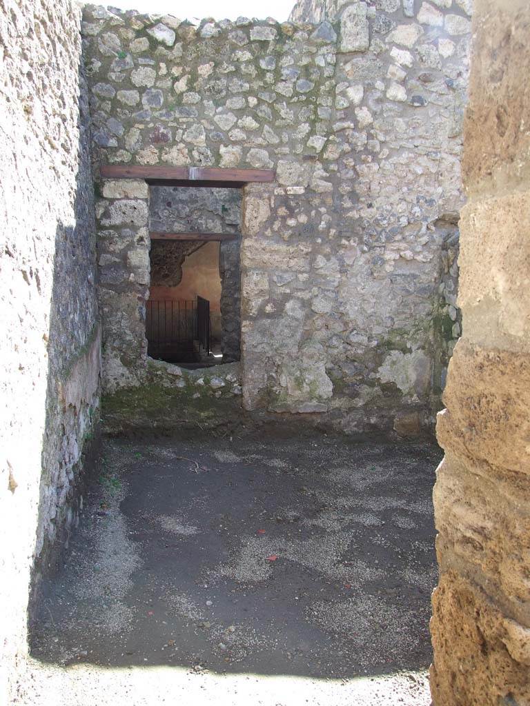 V.1.23 Pompeii. March 2009. 
Room “p”, room in south-east corner of services area, with window (possibly originally a door) to room at rear of V.1.26. 


