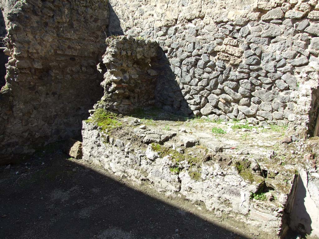 V.1.23 Pompeii. March 2009. Room “n”, bench or hearth in kitchen area.