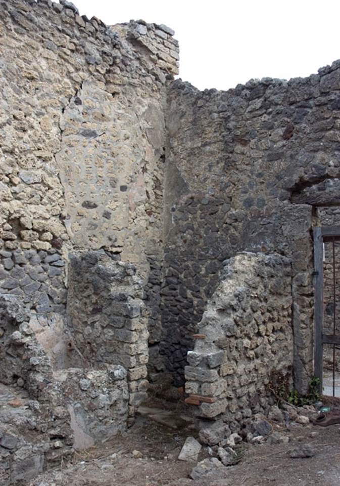 V.1.23 Pompeii. 
Room “n”, doorway into latrine in north-east corner of kitchen, with rear entrance doorway at V.1.10, on right. Photo by Hans Thorwid.
Photo courtesy of the Swedish Pompeii Project.
