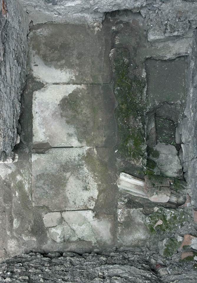 V.1.23 Pompeii. 
Room “n”, latrine against east wall, on right. Photo by Hans Thorwid.
Photo courtesy of the Swedish Pompeii Project.
