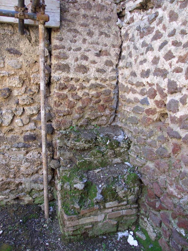 V.1.23 Pompeii. March 2009. Room “q”, brick structure in south-west corner.

