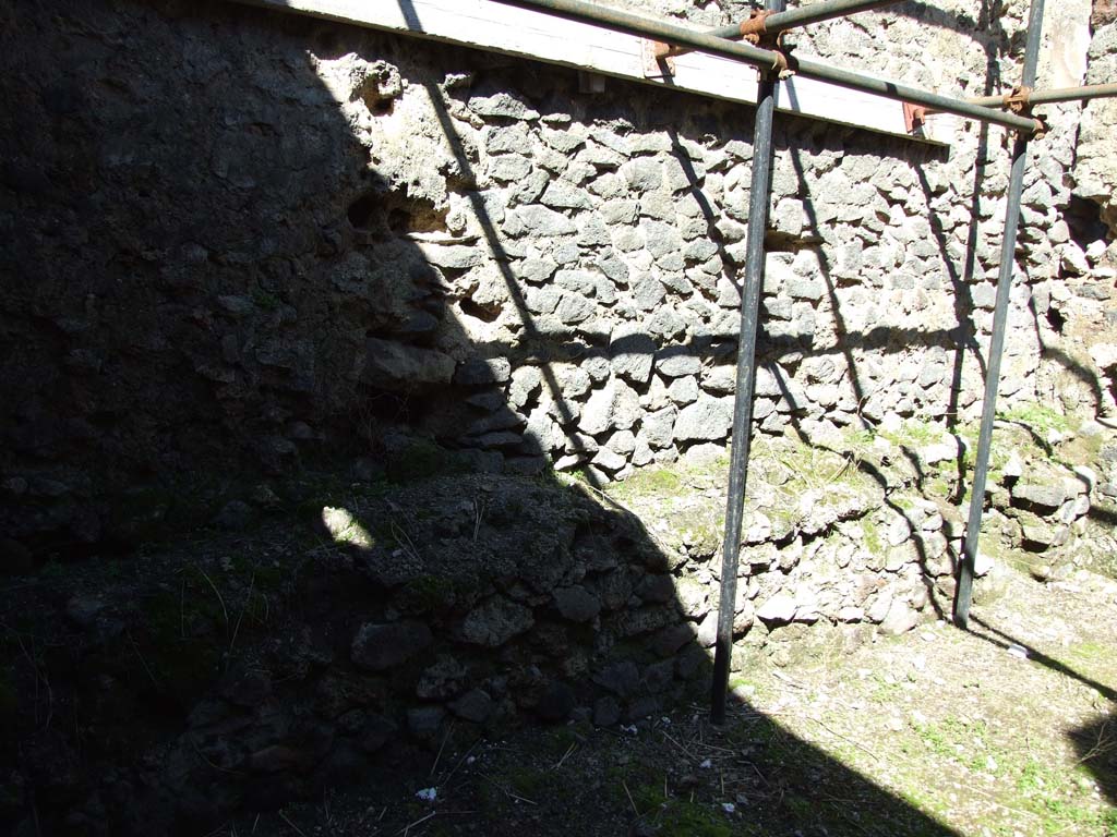 V.1.23 Pompeii. March 2009. Room “q”, north wall with bench.