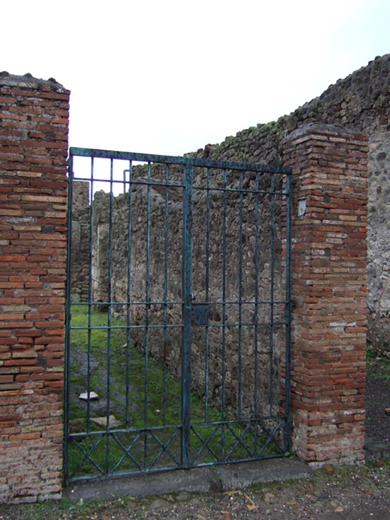 V.1.23 Pompeii. December 2005. Entrance.
According to Della Corte, a curious electoral recommendation was found here and the house was named from the Fauste named in it:

Appuleium
II vir(um)  rog(amus)  o(ro)  v(os)   f(aciatis)
Fauste  (h)[e]rniose  (fac)      [CIL IV 3421].
See Della Corte, M., 1965. Case ed Abitanti di Pompei. Napoli: Fausto Fiorentino. (p.99)

According to Epigraphik-Datenbank Clauss/Slaby (See www.manfredclauss.de) it read:
Appuleium
II vir(um)  rog(at)  o(ro)  v(os)   f(aciatis)
Fauste  Prniose      [CIL IV 3421].
