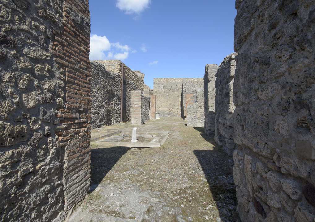 V.1.23 Pompeii. 2013. Looking east across atrium from entrance corridor/fauces “a”. Photo by Hans Thorwid.
Photo courtesy of the Swedish Pompeii Project.
