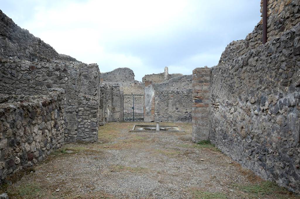 V.1.23 Pompeii. 2013. Room “e”, tablinum looking west towards entrance. Photo by Hans Thorwid.
Photo courtesy of the Swedish Pompeii Project.
