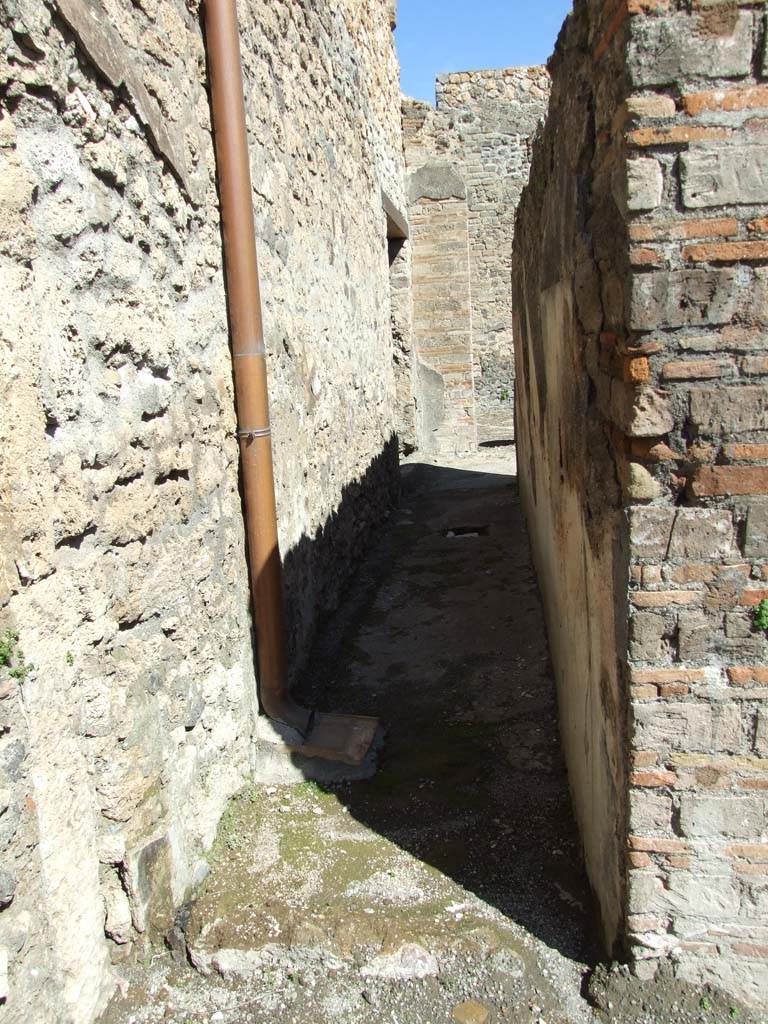 V.1.23 Pompeii. March 2009. 
Room 6, corridor on north side of tablinum, with remains of step. Looking east.
