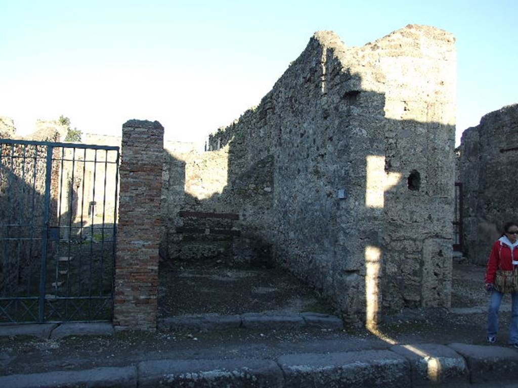 V.1.24 Pompeii. December 2006. Looking east.  