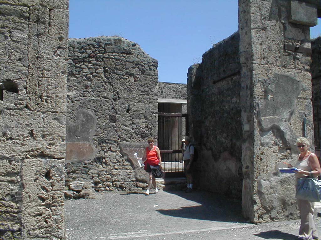 V.1.25 Pompeii. May 2005. Entrance, looking east. 
Graffito found on the pilaster to the north (left) of the entrance, according to Della Corte proving this was the shop of Felicio, read:

L(ucium)  C(eium)  S(ecundum)  II vir(um)
Felicio  lupinarius 
rog (at)      [CIL IV 3423]

He thought the shop would have sold lupins or vegetables, herbs and plants in general.

Opposite, on the front of the fullonica of Vesonius (see VI.14.21/22), was another graffito for the same person:
Felicio lupinipolus rog (at)  [CIL IV 3483]

See Della Corte, M., 1965. Case ed Abitanti di Pompei. Napoli: Fausto Fiorentino. (p.100).
