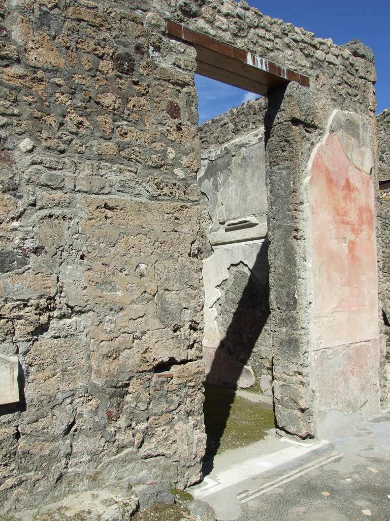 V.1.26 Pompeii. March 2009. Room “d”, doorway to second cubiculum on north side of atrium.