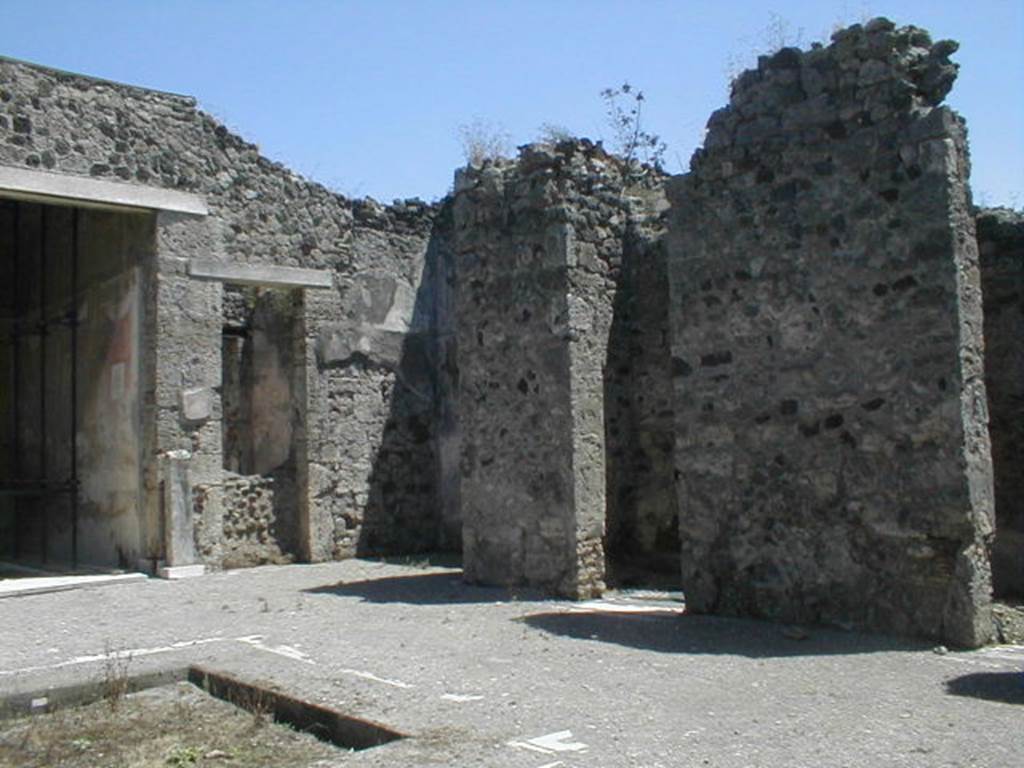 V.1.26 Pompeii.  May 2005.  Rooms on south side of atrium.