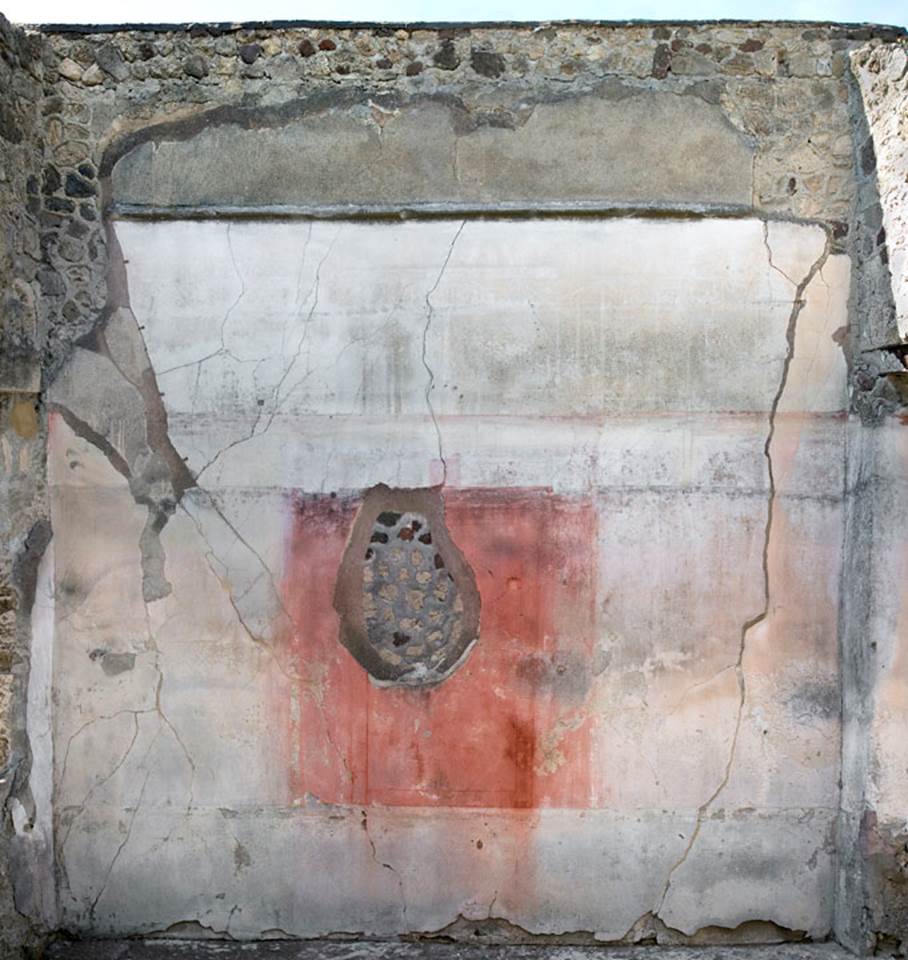 V.1.26 Pompeii. c.2003-2007. 
Room “u”, north wall of room on the south side of tablinum. Photo by Hans Thorwid.
Photo courtesy of The Swedish Pompeii Project.
