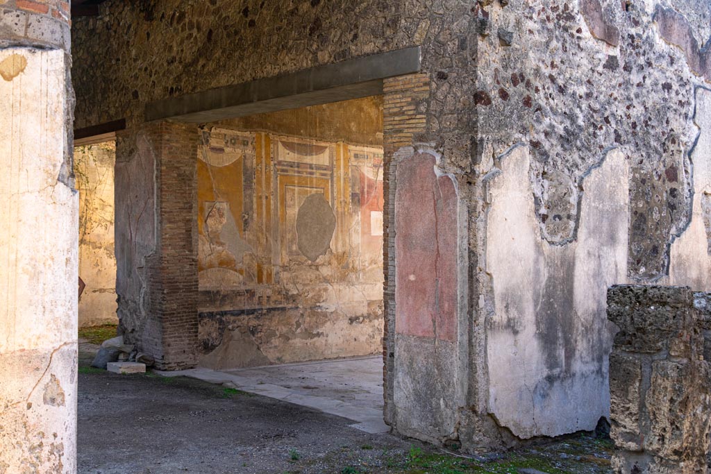 V.1.26 Pompeii. October 2023. Looking south-west towards south wall of tablinum “i”, from rear portico. Photo courtesy of Johannes Eber.

