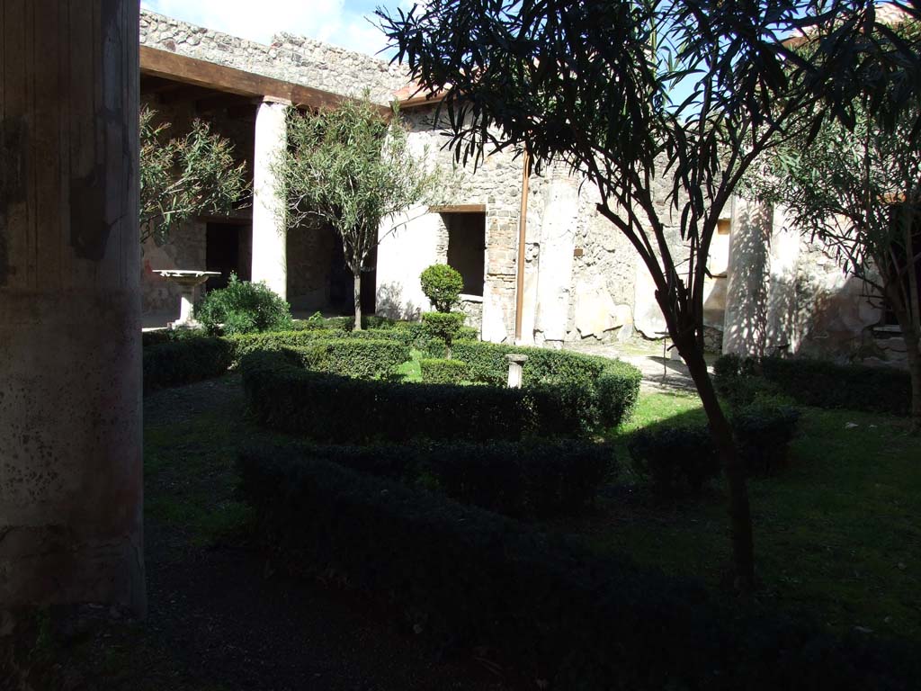 V.1.26 Pompeii. March 2009. Room “L”, looking north-east across peristyle garden.  