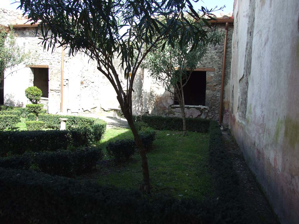 V.1.26 Pompeii. March 2009. Room “L”, looking east across south side of peristyle garden.