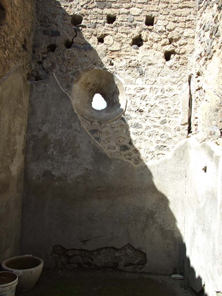 V.1.26 Pompeii. March 2009. Room “n”, north wall, with round window into courtyard area of V.1.23