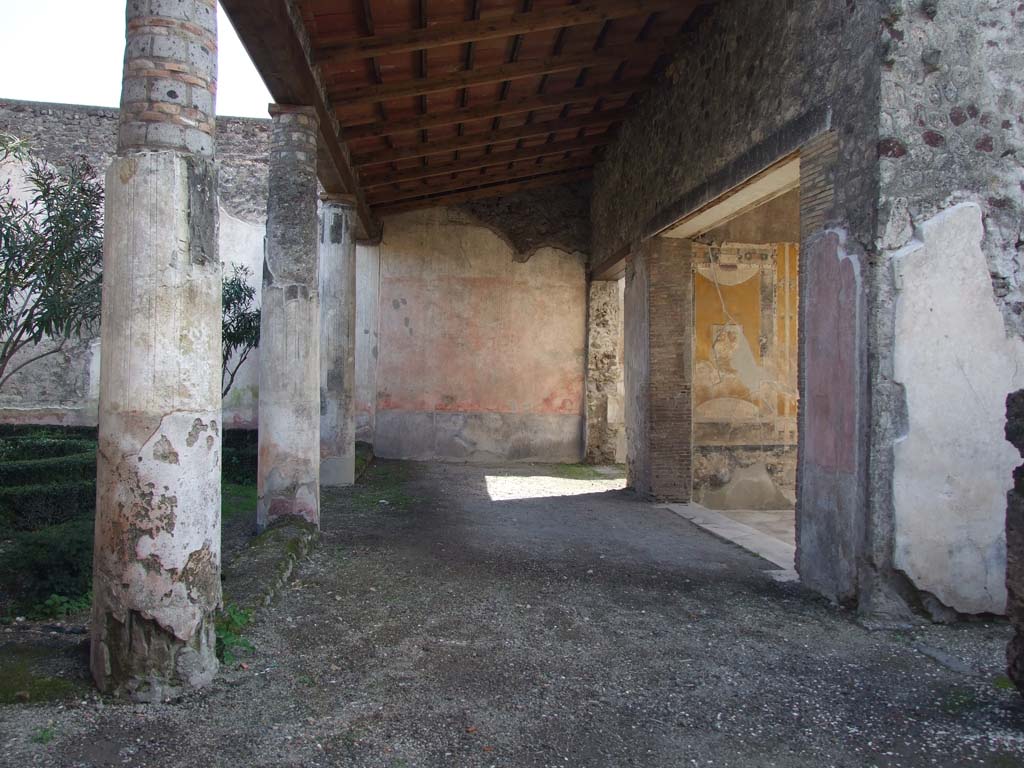 V.1.26 Pompeii. March 2009. Looking south across west portico, at rear of tablinum.