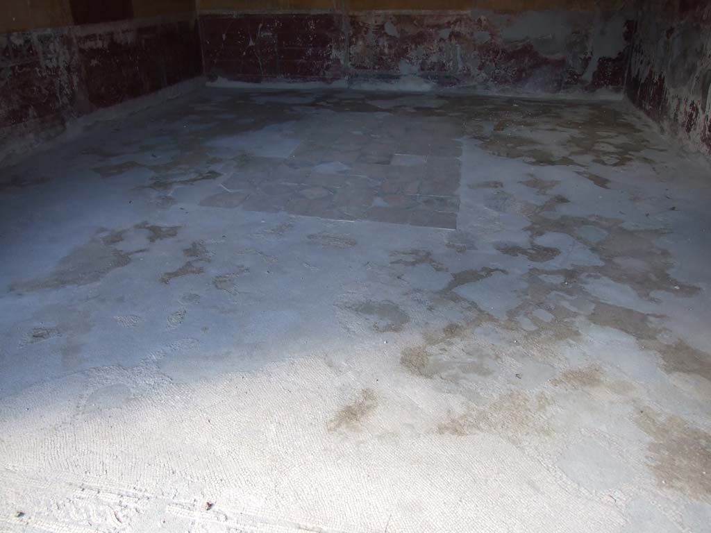 V.1.26 Pompeii. March 2009. Room “o”, looking north across mosaic floor of triclinium. In the centre is rectangle of marble tiles.