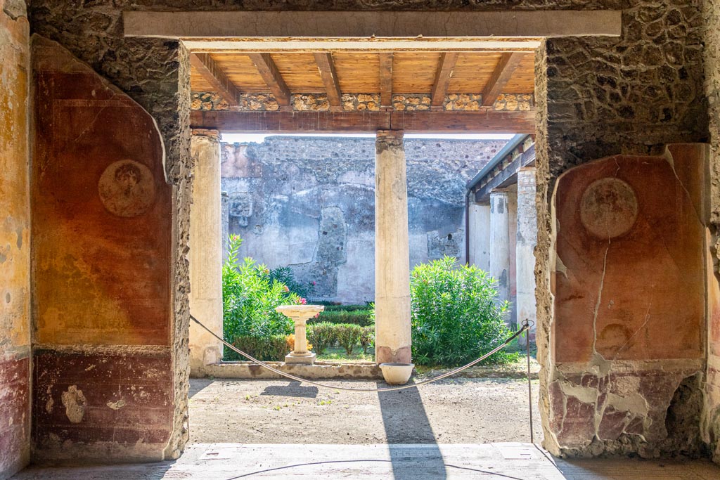 V.1.26 Pompeii. October 2023. 
Room “o”, looking towards doorway to north portico of peristyle in south wall. Photo courtesy of Johannes Eber.

