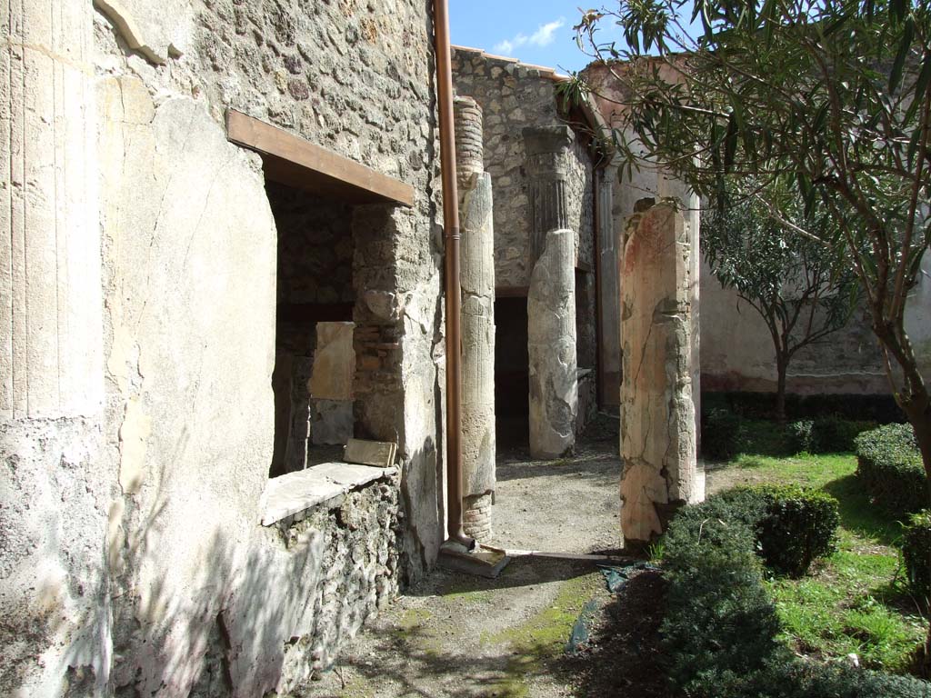 V.1.26 Pompeii. March 2009. Room L, looking south across east side of peristyle. 
The large exedra “r” has a column on either side of the entrance.

