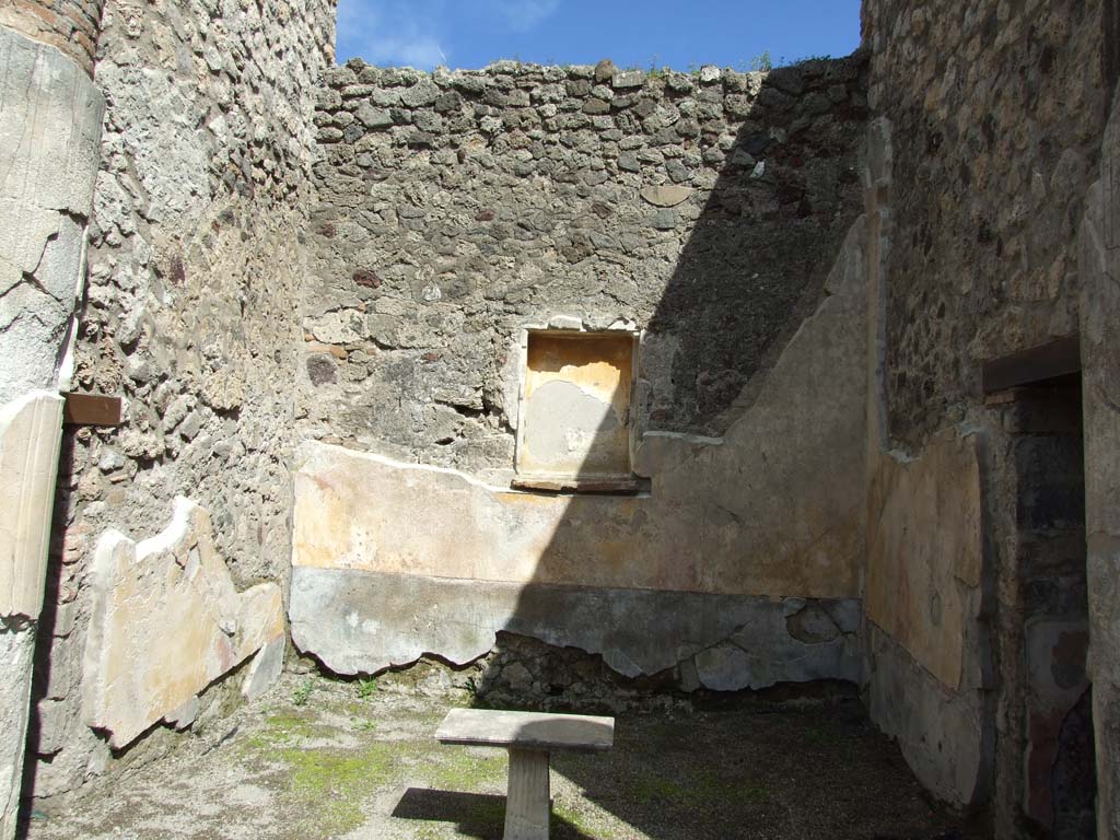 V.1.26 Pompeii. March 2009. Room “r”, east wall with niche in exedra. 