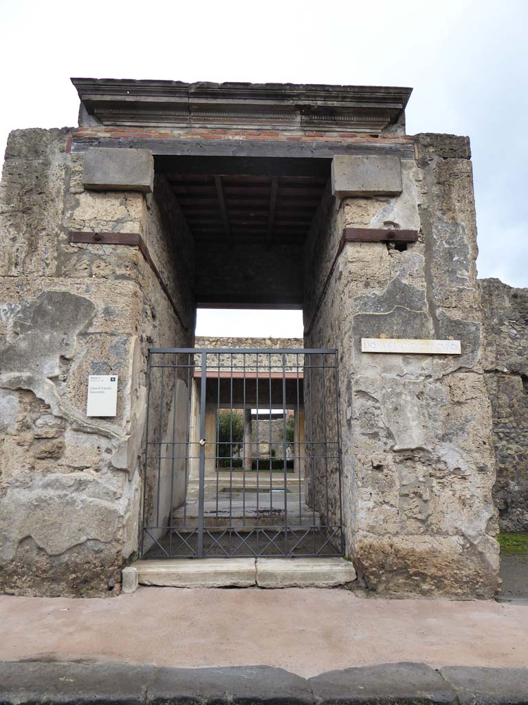 V.1.26 Pompeii. January 2017. Looking through entrance doorway on east side of Via del Vesuvio.
Foto Annette Haug, ERC Grant 681269 DÉCOR.
