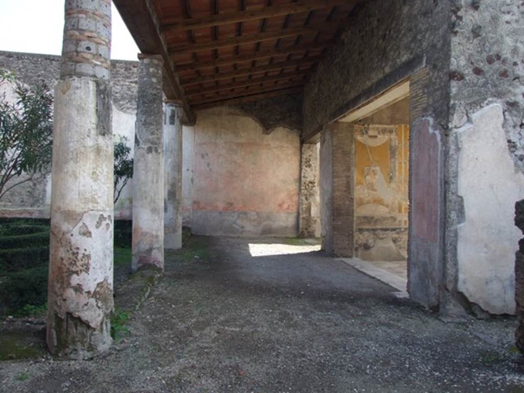 V.1.26 Pompeii. March 2009. Room l, looking south across west portico, at rear of tablinum i.