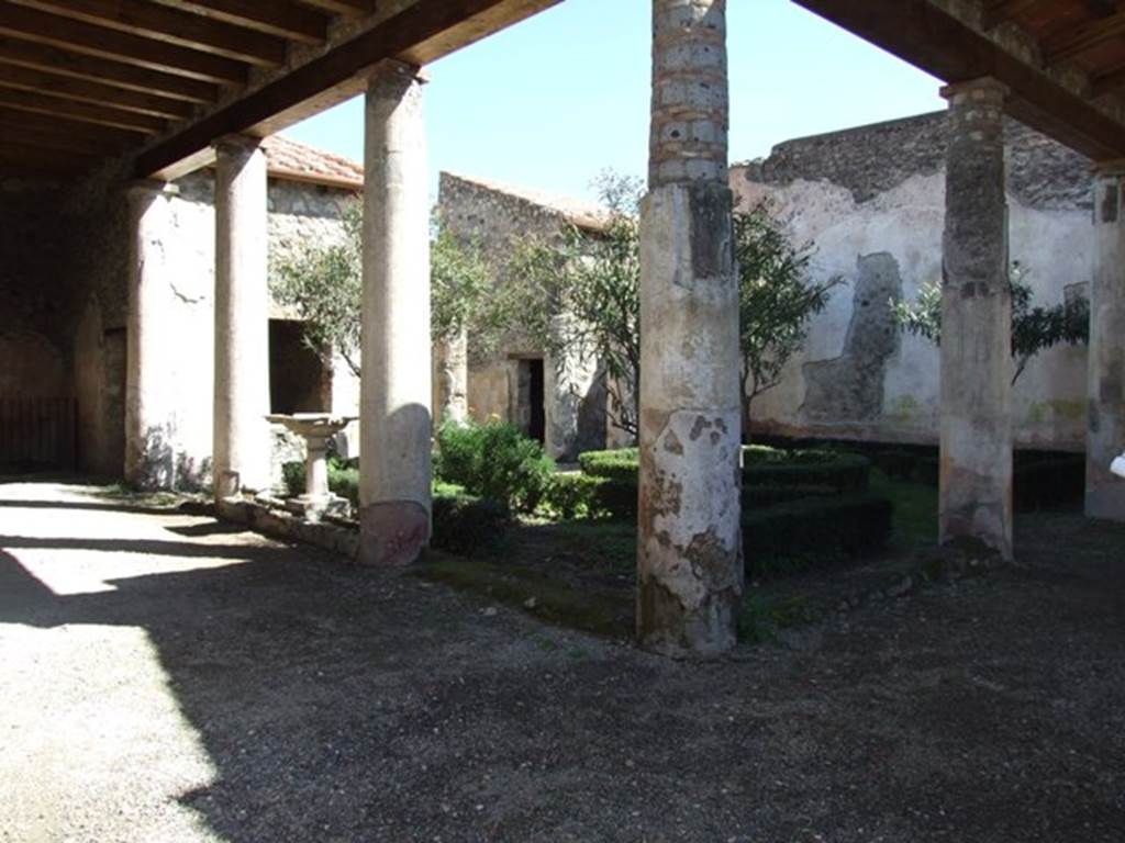 V.1.26  Pompeii.  March 2009.  Room l.  Portico on west and north side of peristyle garden, looking south east.